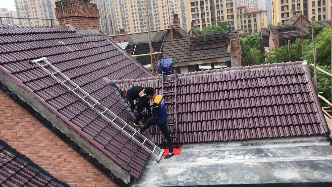 别墅屋顶换瓦施工案例